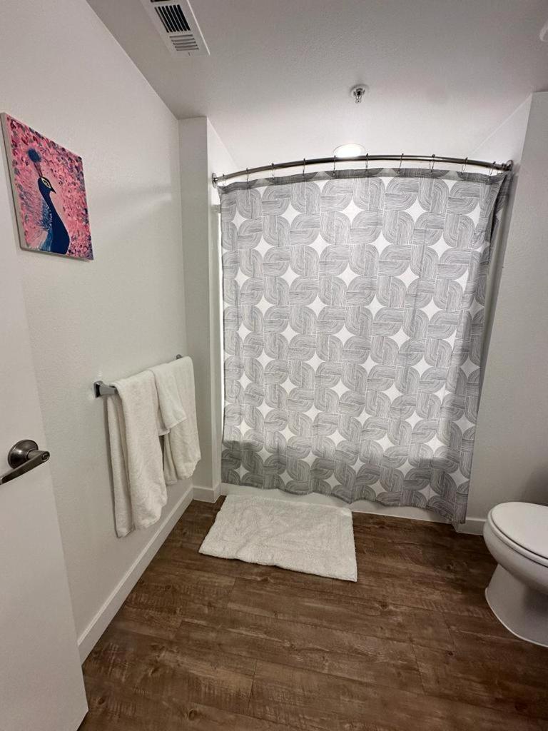 Universal 10 Min Drive Free Parking And Wifi Appartement *